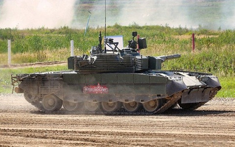 Ngoài ra, xe tăng nâng cấp được trang bị tháp pháo mở để được trang bị thêm hệ thống súng máy phòng không NSV. Hệ thống súng máy có thể điều khiển từ xa, nhờ đó tổ lái không phải mở nắp khoang chiến đấu để điều khiển súng này, tránh được thương vong. Phiên bản mới được trang bị hệ thống điều khiển hỏa lực mới, trong đó có bao gồm hệ thống ngắm bắn đa kênh trong mọi thời gian.