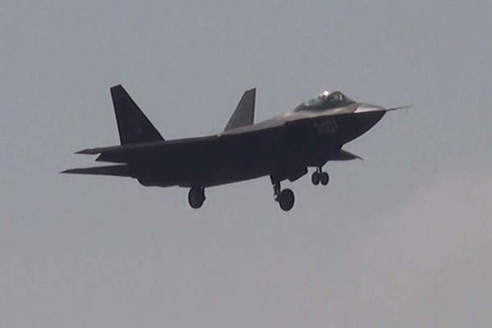 Dương Vĩ cho rằng J-20 là giải pháp vượt trội so với chiếc FC-31, vốn được nghiên cứu dựa trên thiết kế từ thời Liên Xô.