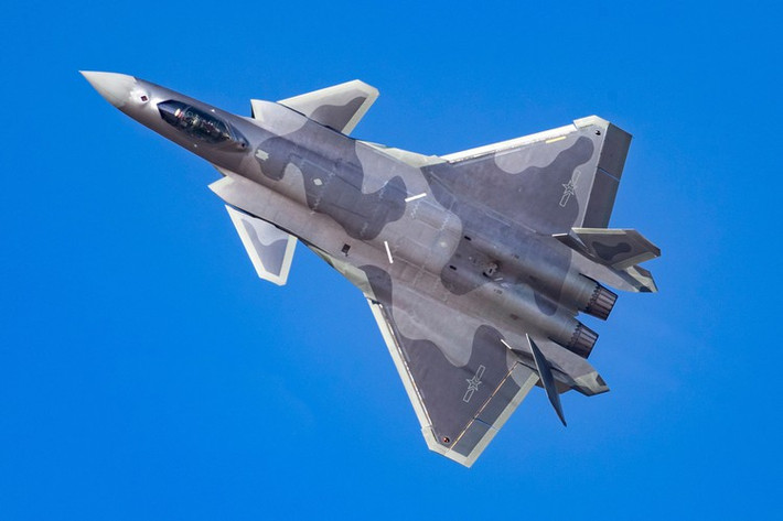 Tuy nhiên, J-20 có một số điểm yếu so với FC-31 trong vai trò tiêm kích hạm. Nó có khối lượng cất cánh tối đa tới 37 tấn, cao hơn nhiều so với mức 28 tấn của FC-31.