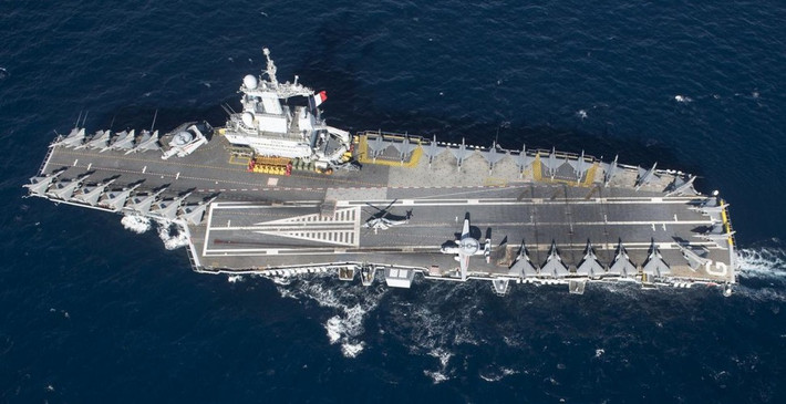 Thủy thủ đoàn của Charles De Gaulle vào khoảng 1.200 người. Ngoài ra tàu còn có thể chứa thêm 800 lính thủy đánh bộ trong các chiến dịch đổ bộ đường biển.