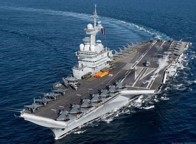 Tàu sân bay Charles de Gaulle có khả năng mang theo 40 máy bay gồm tiêm kích hạm Rafale-M và Super Etendard; 3 máy bay chỉ huy và cảnh báo sớm trên không E-2C Hawkeye, trực thăng AS-565 Panther hoặc NH-90.
