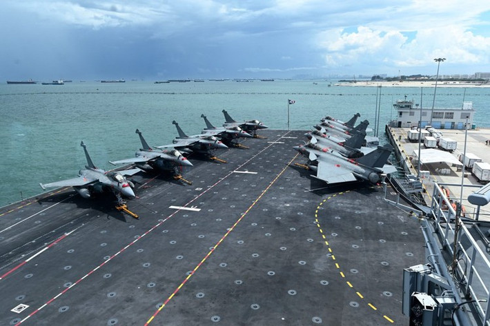 Chiếc Charles de Gaulle có thiết kế khí động học tương tự tàu sân bay lớp Nimitz nhưng ngắn hơn và lượng giãn nước thấp hơn với chiều dài 261,5 m; chiều rộng 64,36 m; mớn nước 9,34 m; lượng giãn nước đầy tải 42.000 tấn.
