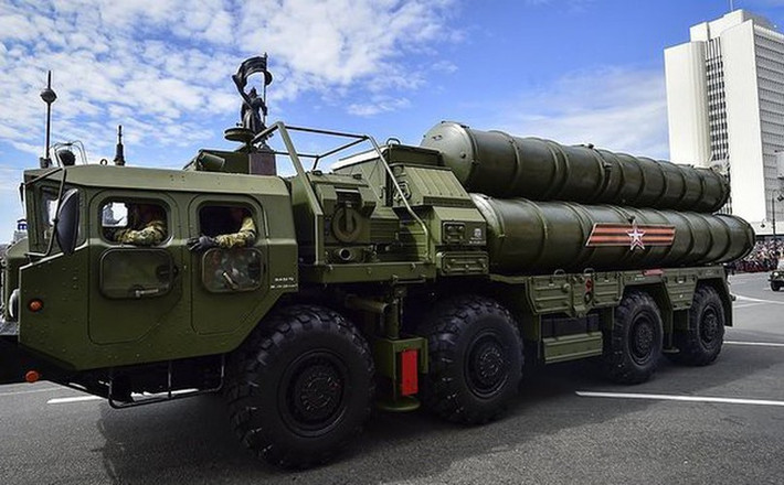 “Bên cạnh đó, ông Putin nhắc lại rằng bất kỳ máy bay không xác định nào đến gần căn cứ không quân Hmeimim cần bị phá hủy”.
