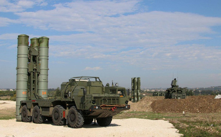 "Theo các quy tắc hoạt động đã được thiết lập của quân đội Nga ở Syria, chỉ huy hệ thống phòng không có thể bắn trực tiếp mà không cần yêu cầu cấp trên của mình phê duyệt trong trường hợp khẩn cấp”.
