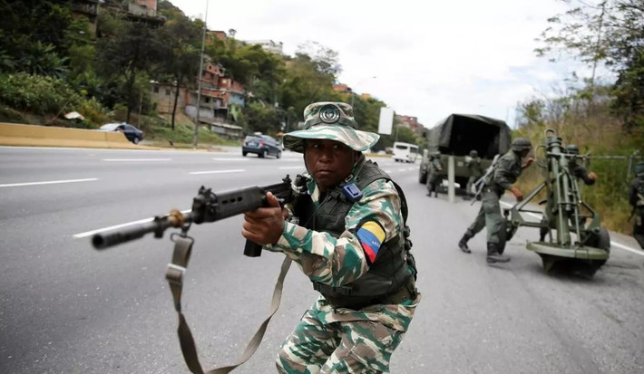 Tổng thống Venezuela Nicolas Maduro cho biết quân đội sẽ trả lại 3 chiếc xuồng máy vũ trang nếu chính phủ Colombia có đề nghị chính thức. Ông Maduro cho biết thêm Venezuela sẽ gửi đơn khiếu nại lên Liên Hiệp Quốc nhằm cáo buộc Colombia và Mỹ vi phạm luật pháp quốc tế liên quan cuộc xâm nhập bằng đường biển bất thành của một toán lính đánh thuê hôm 3/5.