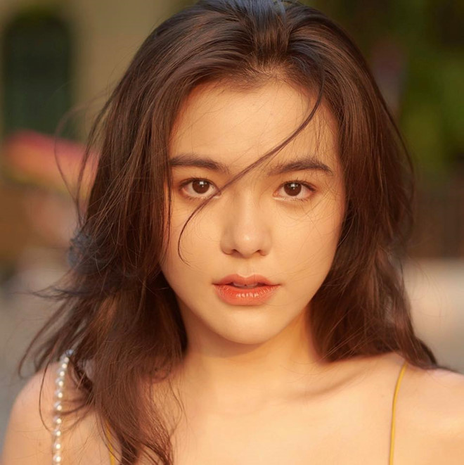 Trang Hồ (Tian Zhuang) là hot girl mang 3 dòng máu Thái - Việt - Trung. Cô nàng nổi tiếng trên mạng từ những ngày còn theo học tại trường THPT Trần Phú (Hà Nội). Sở hữu gương mặt xinh xắn, đường nét sắc sảo, nữ sinh còn làm mẫu ảnh cho nhiều thương hiệu, cửa hàng thời trang.