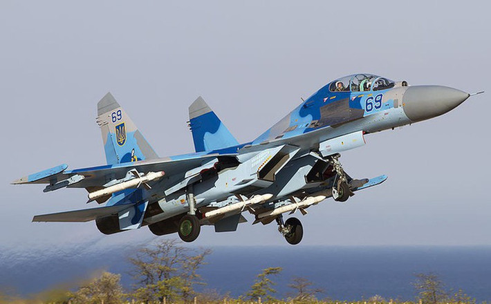 Theo tạp chí Flight International, vào thời điểm năm 2014, không quân Ukraine có trong biên chế khoảng 400 máy bay chiến đấu, nhưng trong năm đầu tiên của cuộc xung đột tại Donbass, họ đã mất gần một nửa số phi cơ.