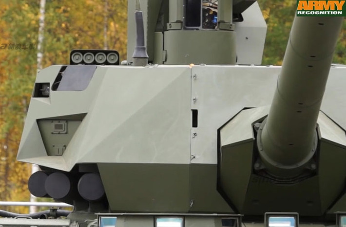Hệ thống sử dụng một radar quét phân mảng điện tử cùng một hệ thống tác chiến điện tử uy lực đủ sức làm lệch hướng đạn, tên lửa đang được bắn đến. Nó cũng có biện pháp đối phó với vũ khí dẫn đường bằng laser gây nhiễm sóng vô tuyến của kẻ thù.