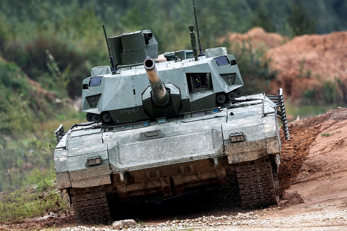Ông, xe tăng Armata về cơ bản khác so với tất cả những cỗ tăng có nguồn gốc từ Liên xô hiện đang phục vụ trong Quân đội Nga. Cỗ tăng này được trang bị khẩu pháo chính với cỡ nòng 125mm có thể bắn nhiều loại đạn khác nhau và tên lửa qua nòng. Tuy nhiên, tăng Armata sẽ không được trang bị trọng pháo 152mm như thông tin trước đó.