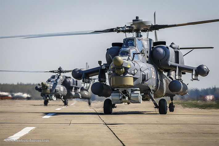 Một phi công vẫn còn mắc kẹt trong buồng lái của chiếc trực thăng Mi-28UB bị rơi, trong khi người còn lại bị văng ra xa, anh ta được tìm thấy cách vị trí máy bay rơi 100 - 150 m.
