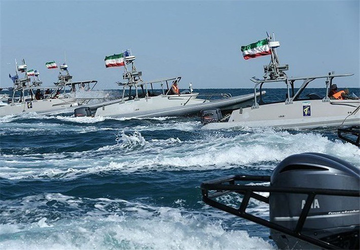Tuy vậy cũng có ý kiến cho rằng việc xuồng cao tốc Iran trang bị vũ khí hạng nặng, áp sát quá gần chiến hạm Mỹ cũng gây ra những bất lợi đáng kể cho biểu tượng sức mạnh của hải quân Mỹ.
