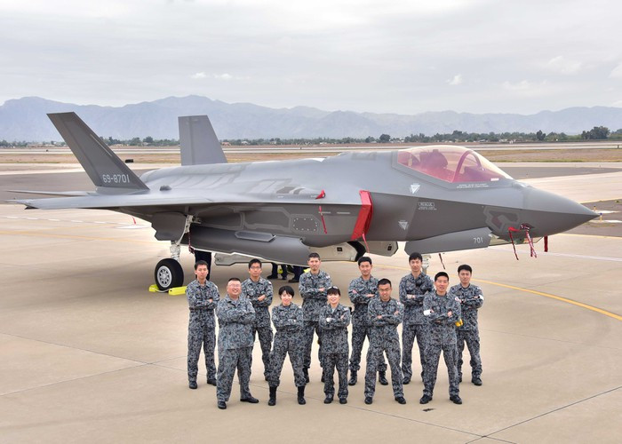"Đề xuất của Nhật Bản mua thêm 105 tiêm kích tàng hình F-35 trị giá 23,11 tỷ USD là hợp đồng lớn thứ hai trong lịch sử chương trình Bán trang bị quân sự cho nước ngoài (FMS) từng được Bộ Ngoại giao phê duyệt và thông báo cho Quốc hội Mỹ", Bộ Ngoại giao Mỹ hôm 9/7 ra thông cáo cho biết.