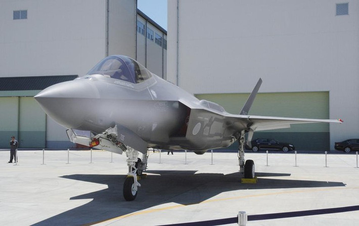 Nhật Bản hồi tháng 12/2011 đặt mua 42 tiêm kích F-35A từ Mỹ để thay thế các phi đội F-4EJ đã lạc hậu.