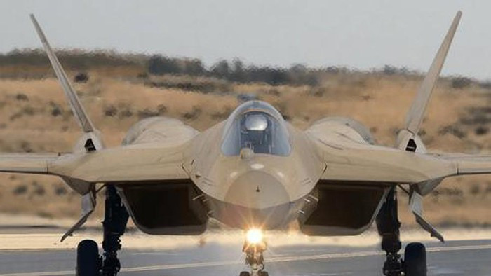 Hiện nay các tiêm kích tàng hình thế hệ năm trên thế giới bao gồm Su-57 Felon của Nga, F-35 Lightning II và F-22 Raptor của Mỹ, hay thậm chí cả Chengdu J-20 do Trung Quốc chế tạo đều được thiết kế dành cho một phi công điều khiển.