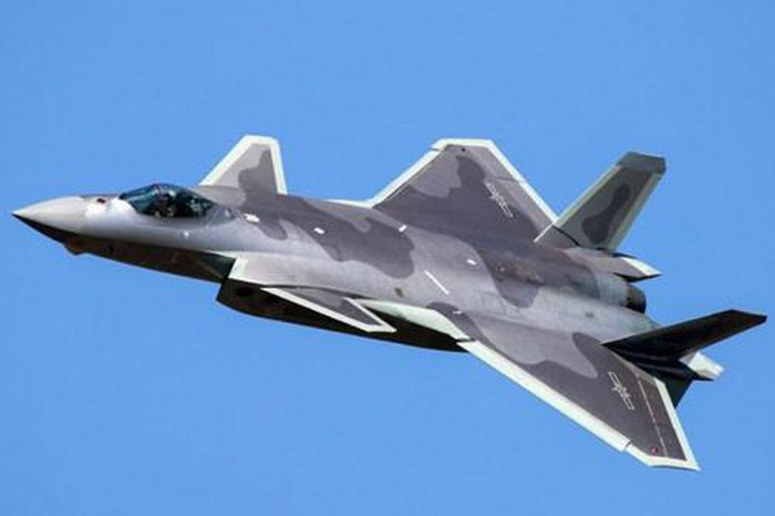 Trang Topwar bình luận: "Hình ảnh về phiên bản mới nhất của tiêm kích J-20 do Trung Quốc sản xuất đã được chiếu trên truyền hình quốc gia nước này. Đây chính là tiêm kích tàng hình hai chỗ ngồi đầu tiên trên thế giới".