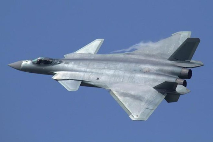 Kích thước của J-20 lớn hơn đáng kể so với F-22, Su-57 hay F-35, chưa kể đến cặp cánh mũi bố trí phía trước càng khiến nó dễ bị nhận diện trên màn hình radar của đối phương.