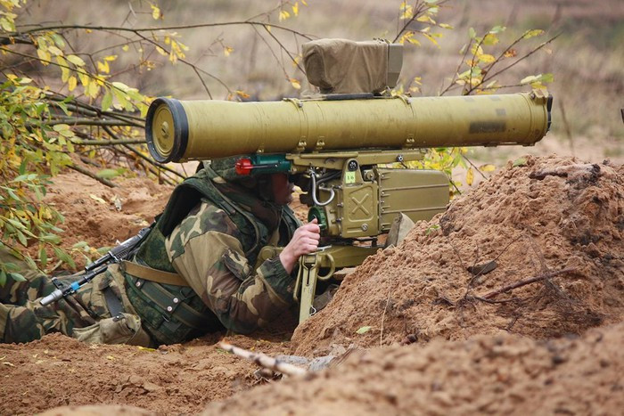 Bên cạnh chức năng chính là chống thiết giáp, tên lửa chống tăng trên chiến trường Syria còn có một công dụng khó tin là mang ra bắn... bộ binh nhằm tiêu diệt các ụ súng, lô cốt, công sự vững chắc từ cự ly ngoài tầm súng bộ binh.