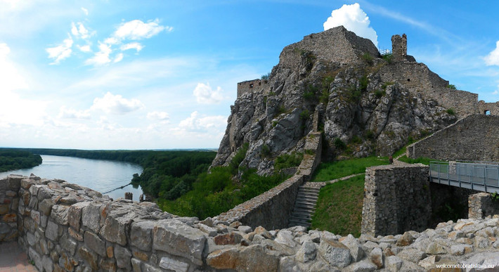 Đến với Slovenia, bạn sẽ được ngắm nhìn những công trình kiến trúc độc đáo có một không hai trên thế giới như lâu đài Bled. Đây là một lâu đài thời trung cổ được xây dựng trên một vách núi phía trên thành phố Bled. Theo các ghi chép, nó là lâu đài có lịch sử lâu đời nhất Slovenia. Ảnh: WelcometoBratislava.eu.