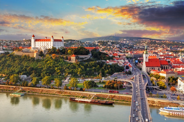 Du lịch Slovenia, bạn sẽ phải choáng ngợp trước vẻ đẹp cổ kính nhưng cũng mang đầy âm hưởng của sức sống hiện đại. Ảnh: Travel Massive.