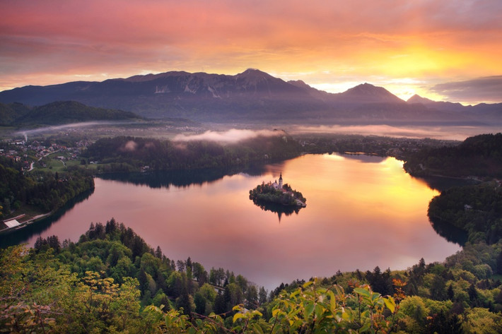 Nhắc đến lâu đài Bled, không thể không nhắc đến hồ Bled, một hồ nước nằm trong dãy Julian Alps ở khu vực Thượng Carniola, tiếp giáp với thị trấn Bled, tây bắc Slovenia. Đáng chú ý, giữa hồ có một hòn đảo nhỏ với nhà thờ được xây dựng vào thế kỷ 17 mang phong cách kiến trúc Gothic. Ảnh: Bled.si.