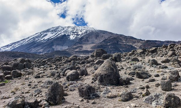 Mặc dù không phải là núi cao nhất nhưng Kilimanjaro lại là ngọn núi đứng một mình cao nhất thế giới với độ cao 4.600 m (15.100 ft). Đây cũng là đỉnh núi cao nhất châu Phi với độ cao 5.895 m (19.340 ft) và cao thứ 4 trong số 7 đỉnh cao nhất trên thế giới.