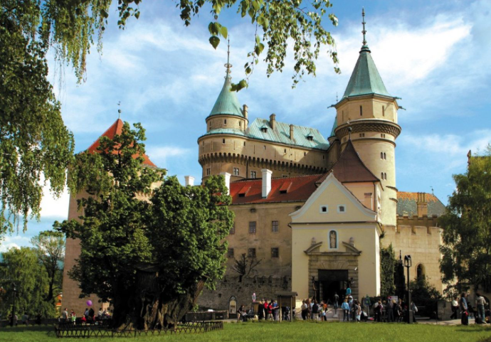 Về kiến trúc, Slovenia nổi tiếng với các lâu đài thời trung cổ. Điển hình là lâu đài Bonjnice, một tòa lâu đài lãng mạn mang theo các yếu tố Gothic và Phục hưng được xây dựng vào thế kỷ thứ 12. Ảnh: Bojnický zámok.