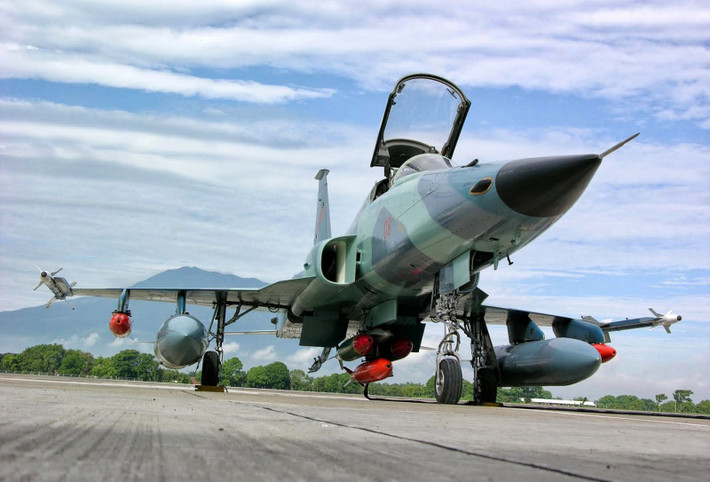 Tiêm kích hạng nhẹ F-5E khi được Northrop tạo ra, Không quân Mỹ đã không sử dụng chúng cho vai trò chiến đấu cơ tiền tuyến mà là để đóng giả máy bay đối phương (OPFOR) cho vai trò huấn luyện.