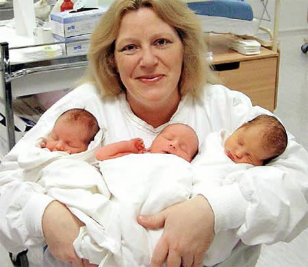 Carole Horlock, 42 tuổi, đã sinh 12 đứa con trong suốt khoảng thời gian 13 năm liên tục bao gồm các cặp sinh ba. Điều đáng nói ở đây là cô Carole chỉ là người mang bầu thuê những cặp vợ chồng không thể sinh con.Vì vậy, cô trở thành "bà mẹ đẻ thuê sinh được nhiều con nhất"