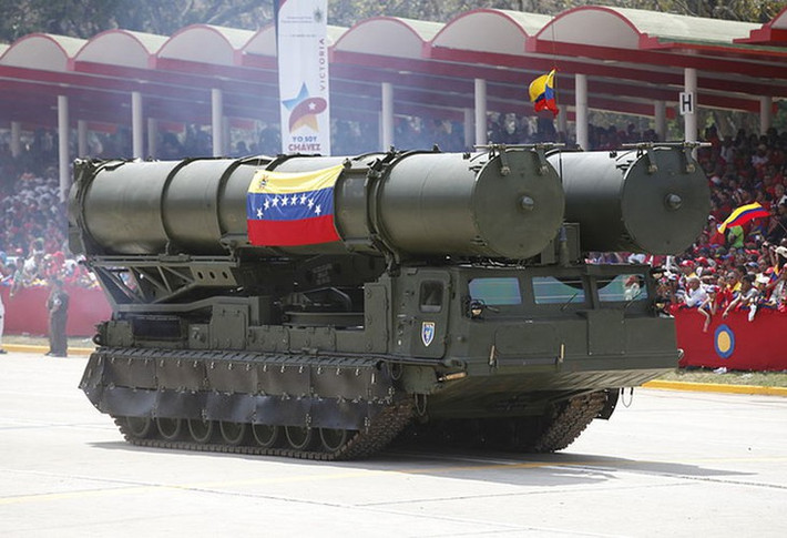 Venezuela là quốc gia duy nhất ngoài Nga sử dụng hệ thống tên lửa phòng không lục quân tầm xa S-300VM Antey-2500 với tổng số 3 tổ hợp, tính năng của chúng được đánh giá xuất sắc nhất trong số vũ khí xuất khẩu của Nga.