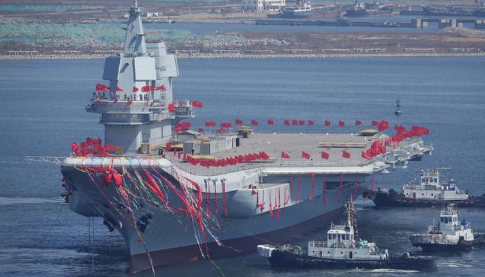 Số máy bay J-15 của Type-001 đã tăng lên gấp rưỡi so với Liêu Ninh (36 chiếc) nhờ mở rộng hầm chứa máy bay dưới boong; đổi lại các kỹ sư Trung Quốc đã thiết kế lại, nhất là các hệ thống vũ khí phòng vệ hoặc giảm kích thước của các thiết bị; như vậy có thể khẳng định Trung Quốc đã có những bước tiến lớn về công nghệ.