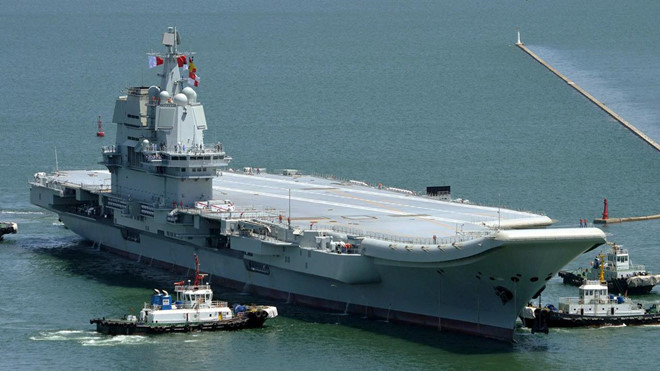 Tư duy thiết kết trong Type-001 được cho là ảnh hưởng rất lớn của thiết kế tàu sân bay Mỹ và khác xa tư duy thiết kế tàu sân bay của Liên Xô (trước kia) và Nga (hiện nay), khi trên tàu không còn được trang bị quá nhiều vũ khí phòng vệ; nhiệm vụ này được giao cho các tàu hộ vệ thuộc biên đội tàu sân bay.