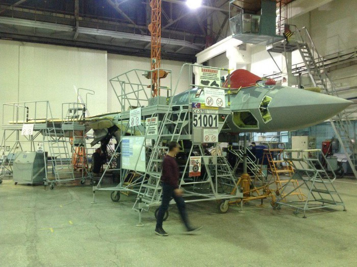 Tổ hợp chế tạo hàng không Komsomolsk-on-Amur (KnAAZ) trực thuộc Tổng công ty Sukhoi - một phần của Tập đoàn chế tạo máy bay thống nhất (UAC) là nơi chịu trách nhiệm sản xuất tiêm kích tàng hình Su-57.