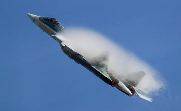 Được biết chuyến bay này của chiếc Su-57 sản xuất loạt diễn ra tại sân bay KnAAZ. Trước đó nhà máy hứa rằng nó sẽ cất cánh vào cuối tháng 10, việc bàn giao máy bay chiến đấu cho Bộ Quốc phòng sẽ diễn ra trước cuối năm nay.