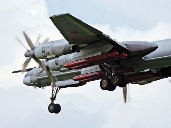 Tiếp theo là Tu-22M3 đã được nâng cấp lên thành Tu-22M3M với động cơ NK-32.02 của chính chiếc Tu-160M2 trên, đi kèm theo đó là khả năng mang vác những vũ khí thế hệ mới gồm tên lửa Kh-32 và Kh-47M2 Kinzhal.