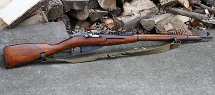 Súng trường Mosin-Nagant là mẫu hỏa khí từ thời Sa hoàng. Mặc dù vậy, nó vẫn có thiết kế đi trước thời đại với hộp tiếp đạn 5 viên liên tiếp thay vì hải nạp đạn thủ công mỗi lần khai hỏa, giúp gia tăng hỏa lực đáng kể. Tuy nhiên, mẫu súng trường này lại rất nặng và có độ giật tương đối lớn.