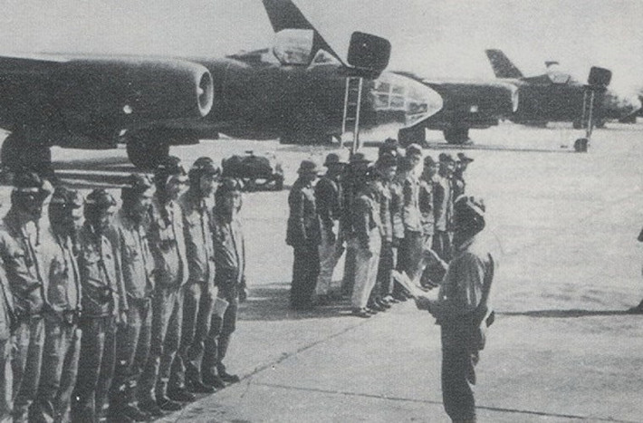 Tuy ở Liên Xô, máy bay ném bom Il-28 thuộc kiểu chiến thuật, tuy nhiên ở tầm Việt Nam thì nó thuộc hàng chiến lược. “Tuy Il-28 là máy bay ném bom chiến thuật nhưng đối với Việt Nam lúc đó thì Il-28 có thể xem là mang tầm chiến lược. Nghĩa là chỉ sử dụng vào thời điểm quan trọng nhất, cam go nhất phải mang được chiến thắng và có ý nghĩa. Đã ra quân là phải đánh thắng”, phi công Thân Xuân Hạnh từng cho biết Ảnh: Máy bay ném bom Il-28 trong trang bị Không quân Nhân dân Việt Nam - Nguồn: QĐND.