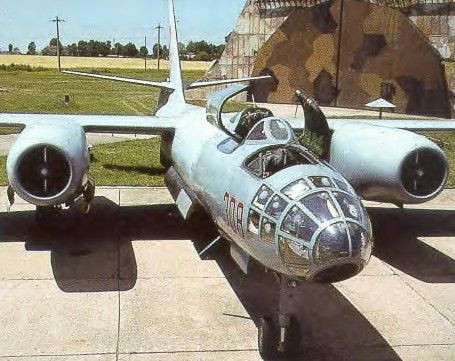 Theo các tài liệu nước ngoài, Il-28 mang tối đa 3 tấn bom trong buồng bom. Nhưng thực tế, “việc mang bao nhiêu bom phải phụ thuộc vào buồng bom và giá bom, ví dụ như loại bom phá mảnh OFAP 250-270 thì Il-28 mang tối đa 8 quả (hơn 2 tấn) hoặc nó có thể mang 1 quả bom nguyên tử 3 tấn”, ông Thân Xuân Hạnh – phi công từng lái Il-28 kể với Kiến Thức.
