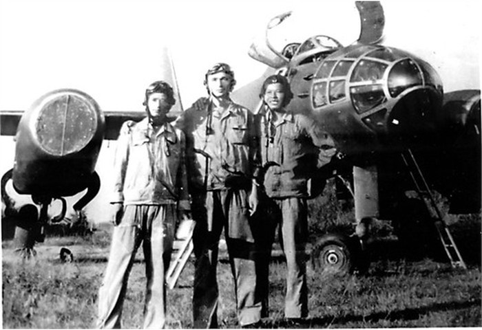 Vì nhiều lý do, mà mãi tới ngày 9/10/1972, máy bay ném bom Il-28 của Không quân Nhân dân Việt Nam mới xuất kích đánh chặn đầu (và cũng là trận cuối) vào căn cứ phỉ Vàng Pao và cố vấn Mỹ ở Buôn Loọng trên đất Lào. Ảnh: Tổ bay IL- 28 sau khi hoàn thành nhiệm vụ ở Lào, hạ cánh về sân bay an toàn - Nguồn: Tư liệu