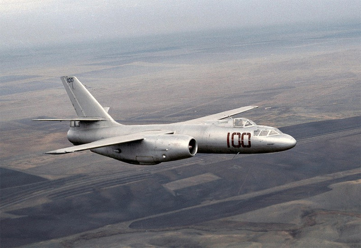 Máy bay Il-28 trang bị hai động cơ tuốc bin phản lực Klimov VK-1A (dùng trên máy bay tiêm kích MiG-17) cho phép máy bay đạt tốc độ tối đa 902km/h, bán kính tác chiến gần 1.000km, trần bay tối đa hơn 12.000m.