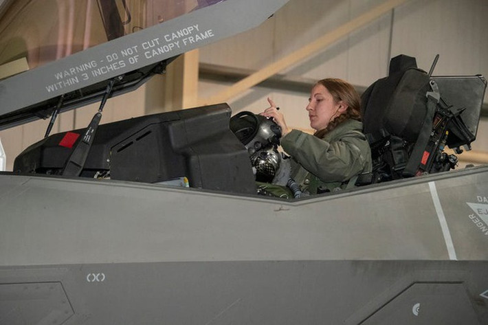 Đại úy Thompson bắt đầu sự nghiệp phi công của mình với tiêm kích đa năng F-16, sau đó được chuyển loại lái tiêm kích tàng hình F-35A.