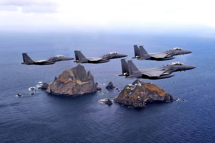 Bộ Quốc phòng Hàn Quốc sau đó xác nhận hai máy bay F-15K tham gia chuyến tuần tra đã bay qua nhóm đảo Dokdo/Takeshima trên biển Hoa Đông. Theo giới quan sát, động thái này có thể làm nóng thêm quan hệ vốn đã căng thẳng giữa Seoul và Tokyo.