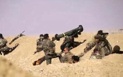Trong khi đó, để đối phó với những cỗ tăng Leopard 2A4 của Thổ, số lượng lớn tên lủa chống tăng Javelin của người Kurd cũng đã sẵn sàng. Xét về lý thuyết, Leopard 2A4 vẫn hoàn toàn có thể bị nướng chín bởi tên lửa Javelin dù cỗ tăng này được trang bị những hệ thống phòng thủ tối tân.