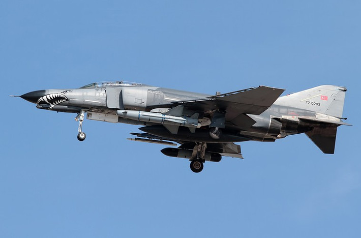 Ngoài ra, F-4E 2020T Terminator còn được lắp đặt hệ thống hiển thị trước mặt phi công Kaiser/E1-OP, HOTAS, INS/GPS, MFD, hệ thống liên lạc UHF/VHF mã hóa, cũng như mang được những vũ khí mới hiện đại hơn.