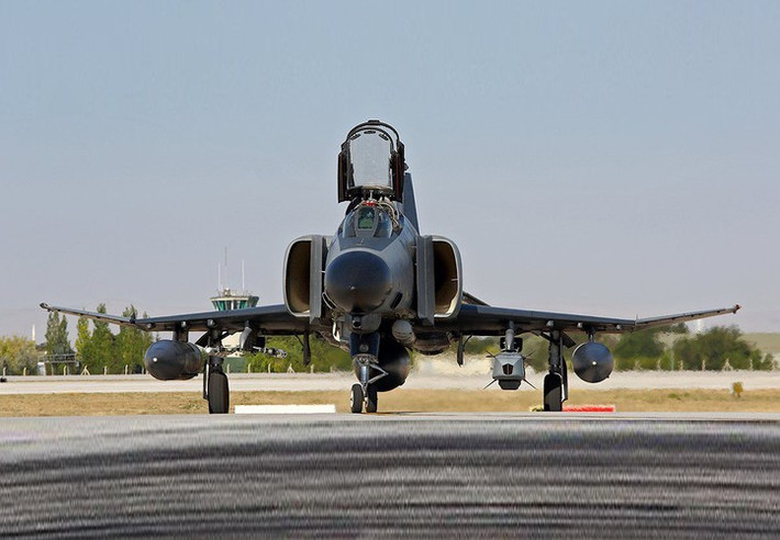 Thật bất ngờ, trong các bài tập đối kháng giữa Su-27 và F-4E 2020T, đại diện từ Thổ Nhĩ Kỳ đã thắng tuyệt đối áp đảo 8-0 trước những chiếc Su-27SK của Trung Quốc.