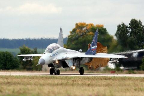 Tuy nhiên, giá của MiG 35 đắt hơn J-10, và tên lửa không đối không R-73 và R-77 trang bị trên MiG 35 không hiện đại bằng tên lửa không đối không AIM-120 mà F-16 sử dụng.