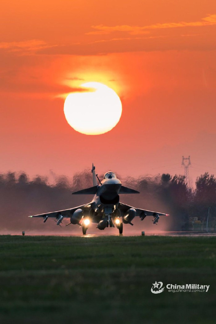 Đối với Iran và Syria, lợi thế của J-10C là giá rẻ, hệ thống điện tử hàng không và hiệu suất vũ khí trên không được quảng cáo là vượt trội. Ưu điểm của tiêm kích MiG-35 là chất lượng máy bay tốt hơn và có lợi thế trong khai thác, sử dụng và bảo trì bởi hạ tầng sẵn có giành cho MiG-29.