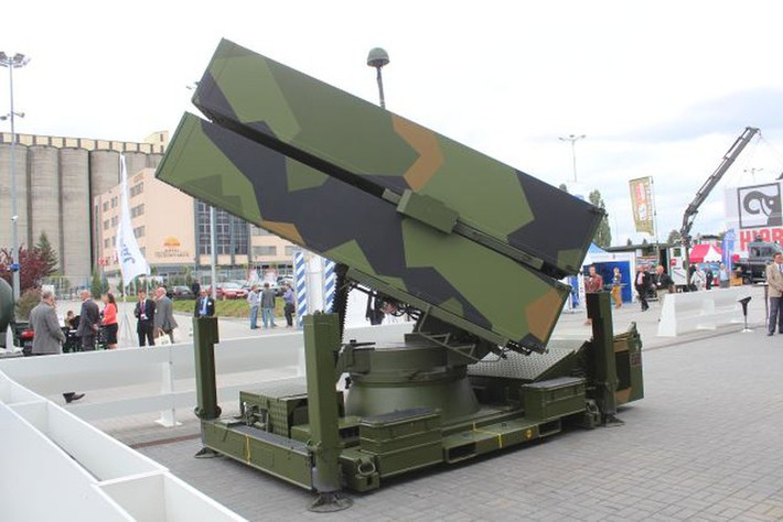 NASAMS có nguồn gốc từ SLAMRAAM (Surface Launched AMRAAM) - hệ thống tên lửa đất đối không tầm trung của Mỹ được phát triển dựa trên cơ sở tên lửa không đối không AIM-120 AMRAAM.