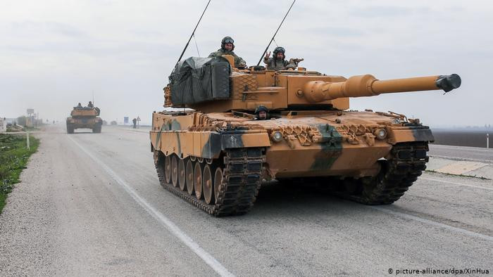 Leopard 2A4 sử dụng loại bánh xích Diehl 570F, có thể vượt chướng ngại vật cao tới 1 mét.