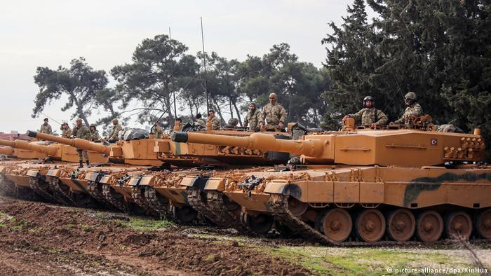 Leopard 2A4 được trang bị pháo nòng trơn Rheinmetall 120 mm hoạt động ổn định có thể bắn một loạt các loại đạn, chẳng hạn như đạn chống tăng DM33 APFSDS-T của Đức, có thể xuyên 560 mm (22 in) thép trong phạm vi 2.000 m.