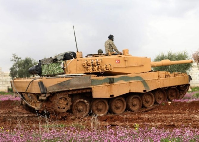 Vì được bố trí đặc biệt nên việc thay động cơ của Leopard-2A4 chỉ mất 15 phút trong khi đó T-90 phải mất tới 6 giờ.